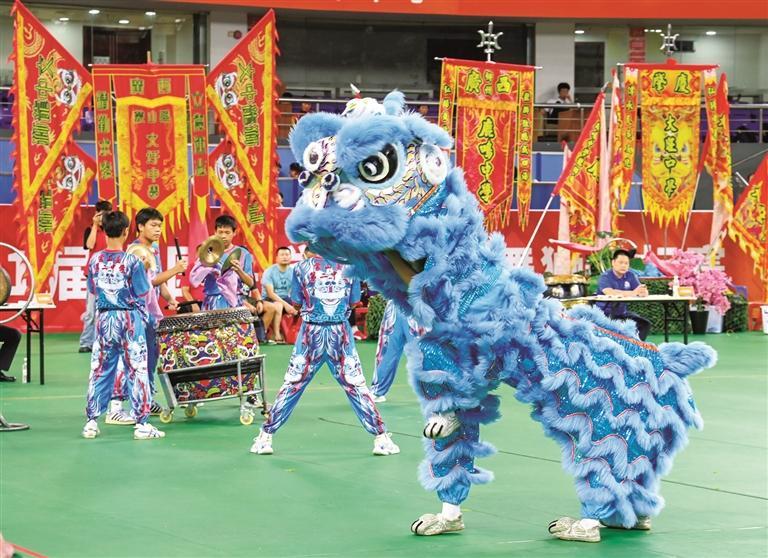 踏着锣声跃, 展开角逐, 舞龙选手们