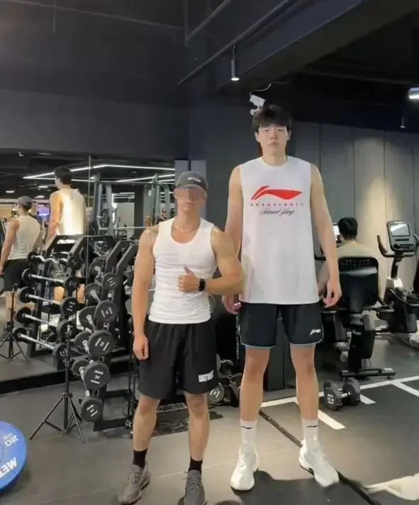 杨瀚森现身